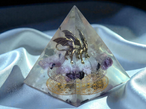 Orgonite pyramide dragon fleur de vie